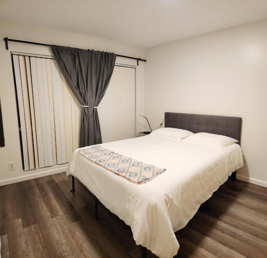 Centrally Located, 4X Queen, 300 Mbps Internet With Backyard! Hemet Eksteriør billede