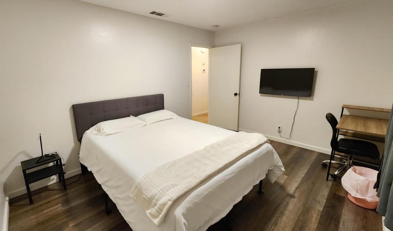 Centrally Located, 4X Queen, 300 Mbps Internet With Backyard! Hemet Eksteriør billede